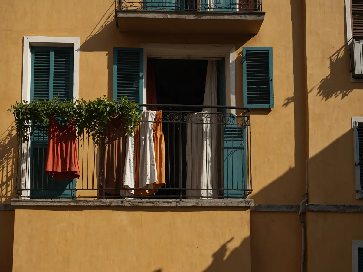 Perché dovresti evitare di stendere i vestiti all’aperto in questo “pazzo” marzo